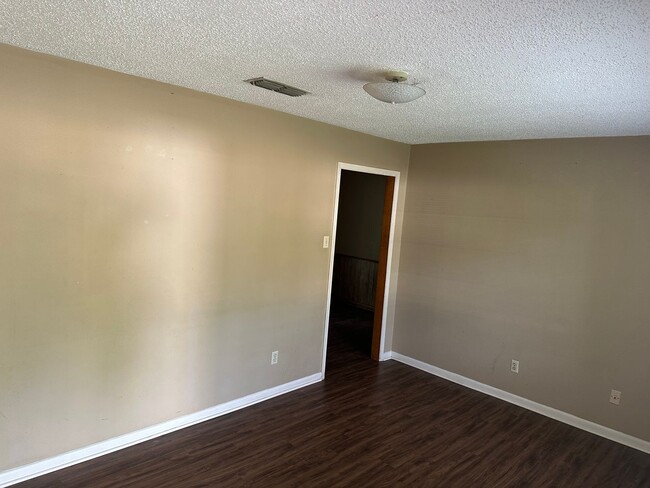 Building Photo - 2 Bed 1 Bath House