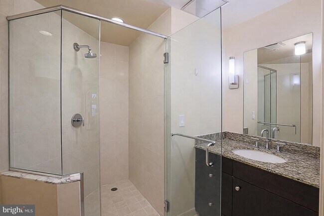 Building Photo - 675 S President St