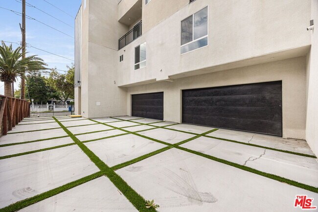 Building Photo - 11255 Hatteras St