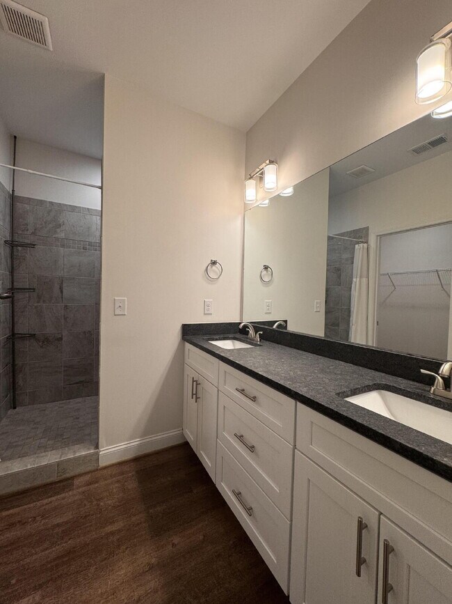 Building Photo - Beautiful 5-Bed, 3-Bath Home in Travelers ...