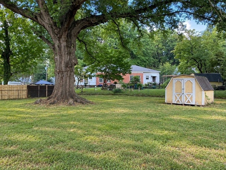 Building Photo - 121 Iris Dr