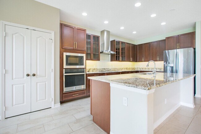 Building Photo - Spacious 4 Bed 3 Bath Home