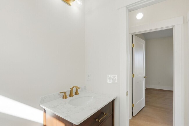 Building Photo - Spacious 3 Bedroom Home with Bonus Suite i...