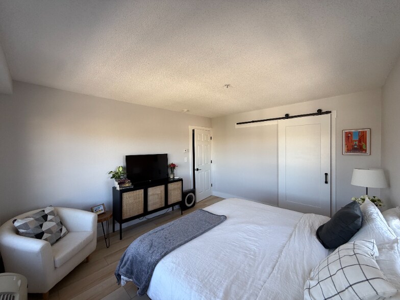 Building Photo - 406 W Azeele St