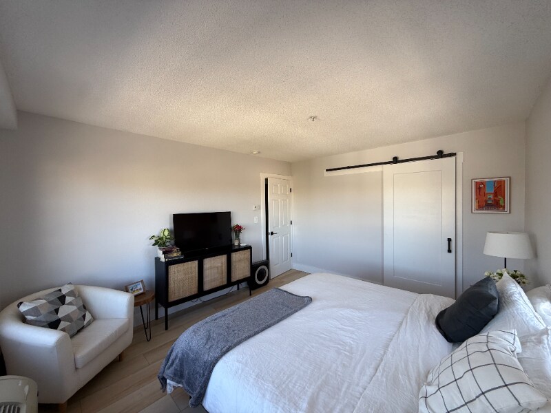 Building Photo - 406 W Azeele St