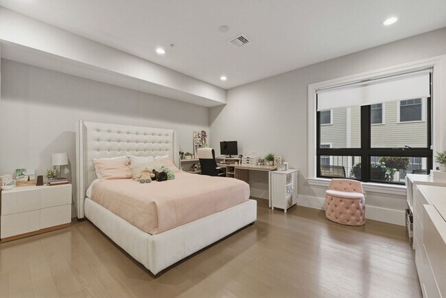 Building Photo - 377 W First St