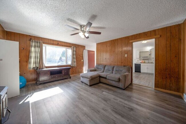 Building Photo - Remodeled Bungalow Style Home w/ Basement