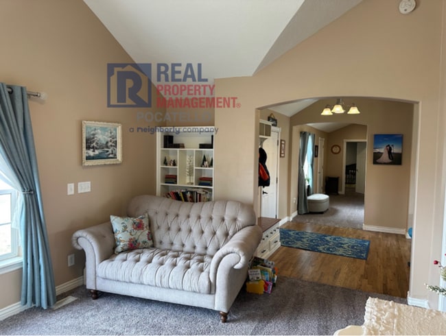 Building Photo - 3 bed 2 bath - House - Pet Friendly