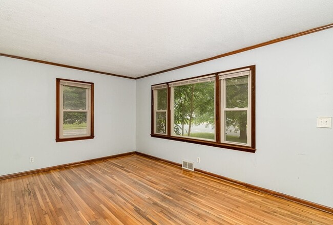 Building Photo - Beautiful 4 Bed 2 Bath Home With Fence and...