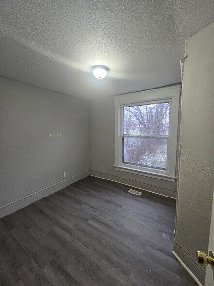 Building Photo - 2358 Putnam St