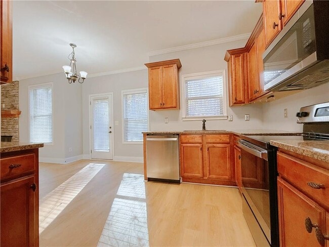 Building Photo - 636 Royal Crest Ct