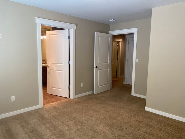 Building Photo - Spacious 3 Bedroom/ 3 Bathroom Near Boat L...