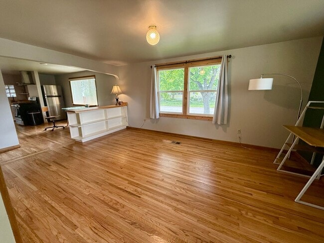 Building Photo - Stunning 3 Bed / 2 Bath Home on 10th Street!