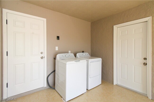 Building Photo - 615 108th Ave N