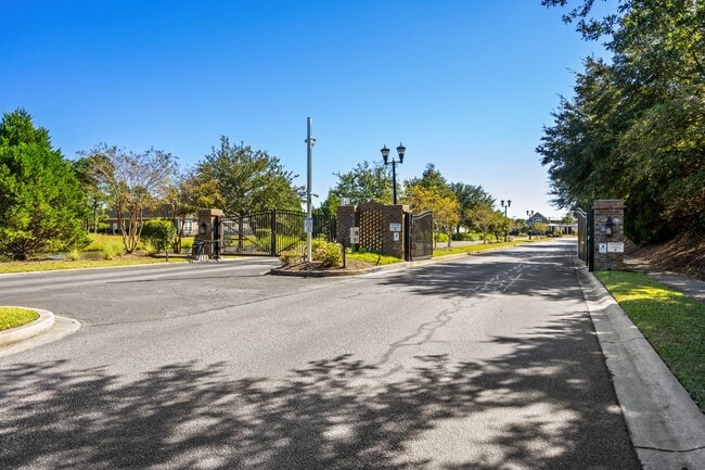 Building Photo - 670 Uniola Dr