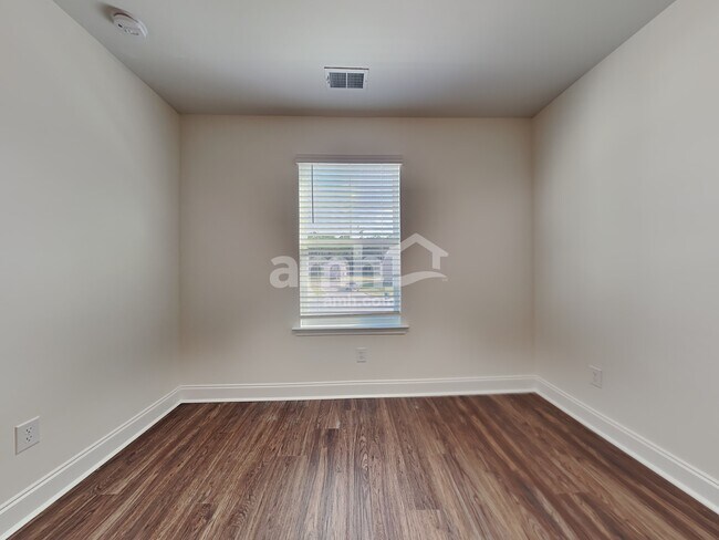 Building Photo - 223 S Live Oak Dr