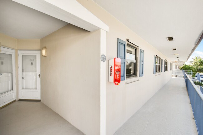 Building Photo - 755 Saturn St