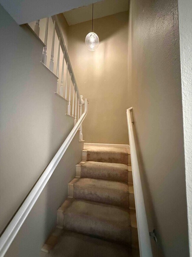 Building Photo - Fabulous Campus Commons 3 Bedroom