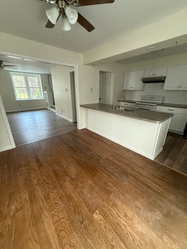 Building Photo - 2 Bd / 1.5 Bth Townhouse in Doylestown Borough located in Sandy Ridge Acres