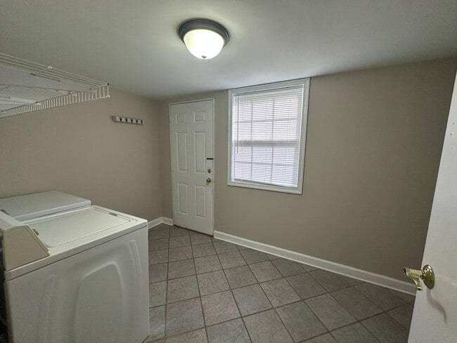 Building Photo - Cute One Level House with Eat-In Kitchen