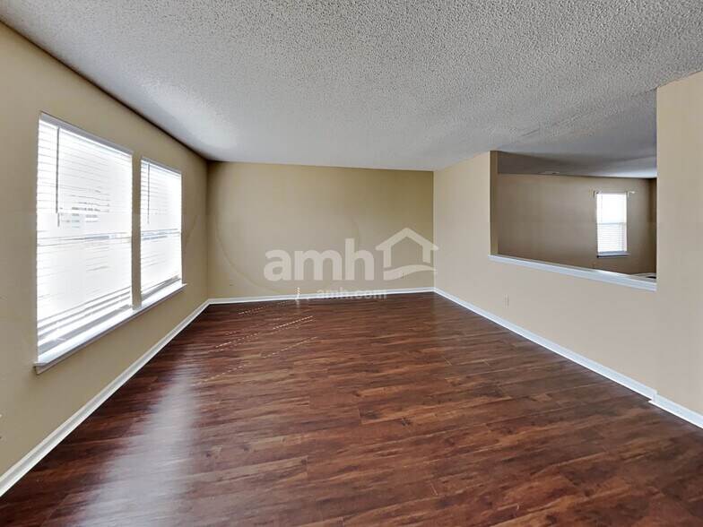 Building Photo - 10970 Clear Spring Dr