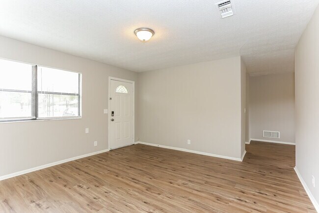 Building Photo - 2387 Betsy Dr