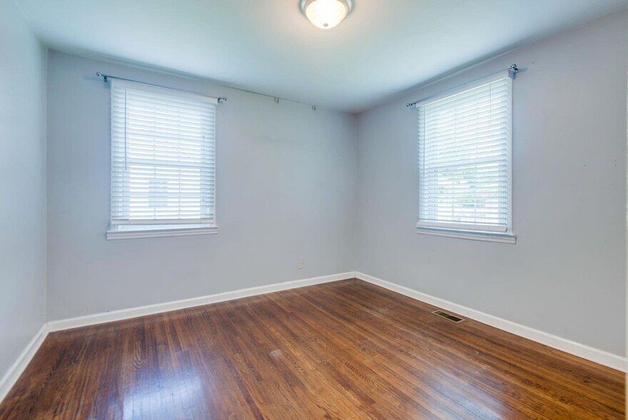 Building Photo - 1215 Kenmore Pl