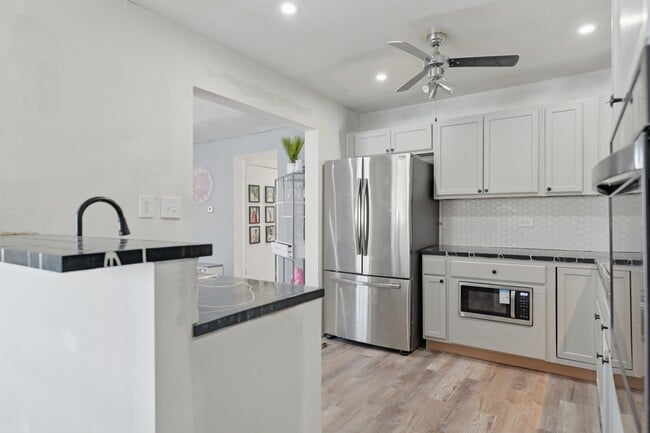 Building Photo - 827 194th St