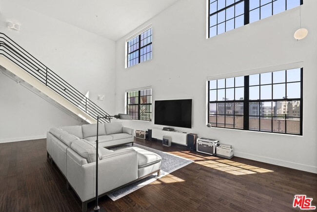 Building Photo - 746 S Los Angeles St