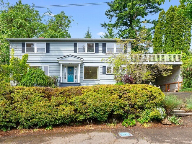 Primary Photo - Sprawling 6 bed / 3.5 bath Home in Hillsda...