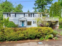 Building Photo - Sprawling 6 bed / 3.5 bath Home in Hillsda...