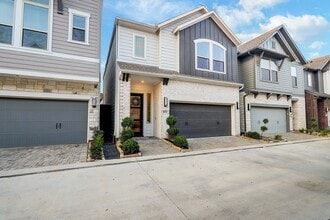 Building Photo - 10934 Brambling Wood Dr