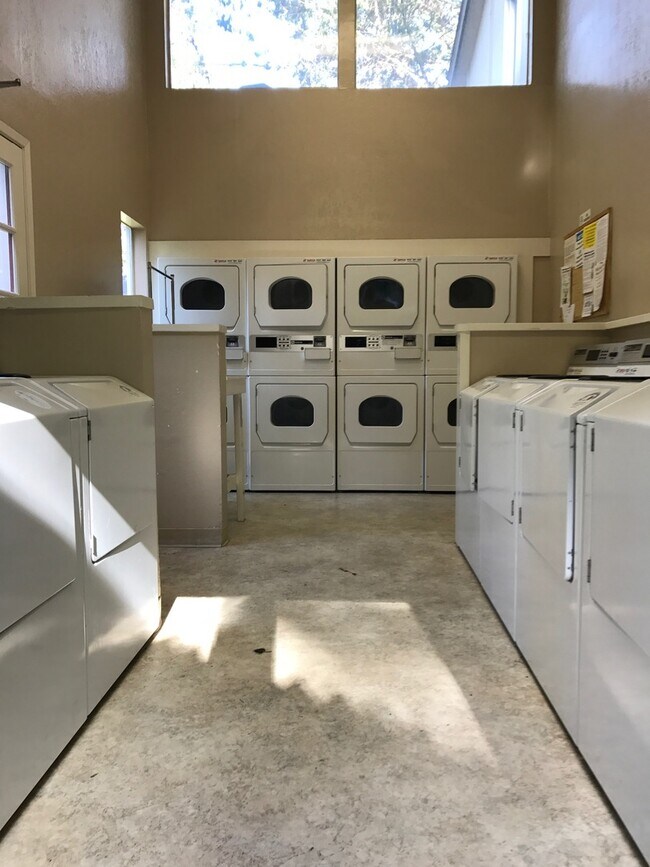 Building Photo - MOVE-IN READY! Peaceful 1-Bedroom Top Floo...