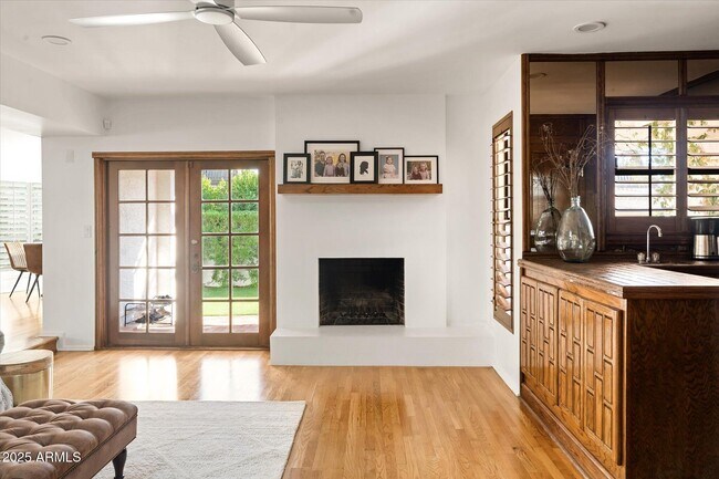 Building Photo - 1025 E Morten Ave