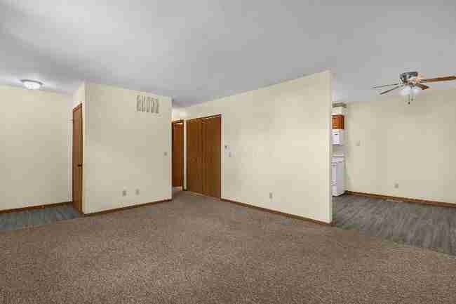 Building Photo - 657 E Crest Dr