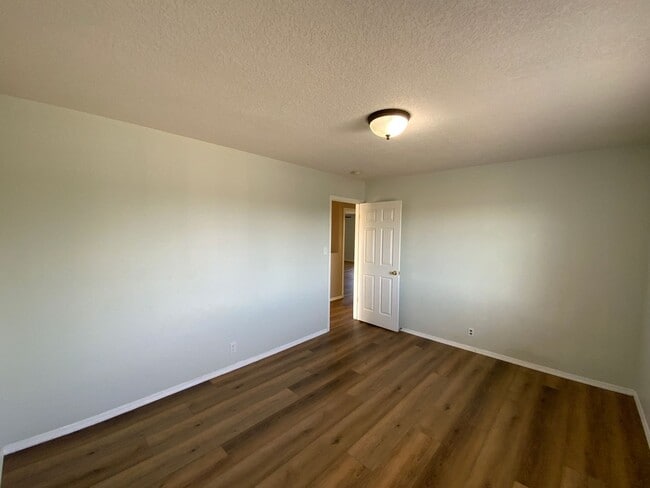 Building Photo - 4 Bedroom Home Available Near Golf Course ...