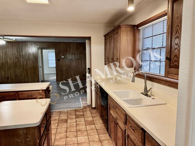 Building Photo - 712 N Crooked Creek Rd