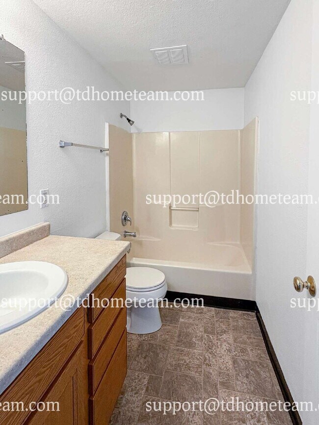 Building Photo - "Charming Tacoma Duplex: Cozy 2-Bed, 1-Bat...