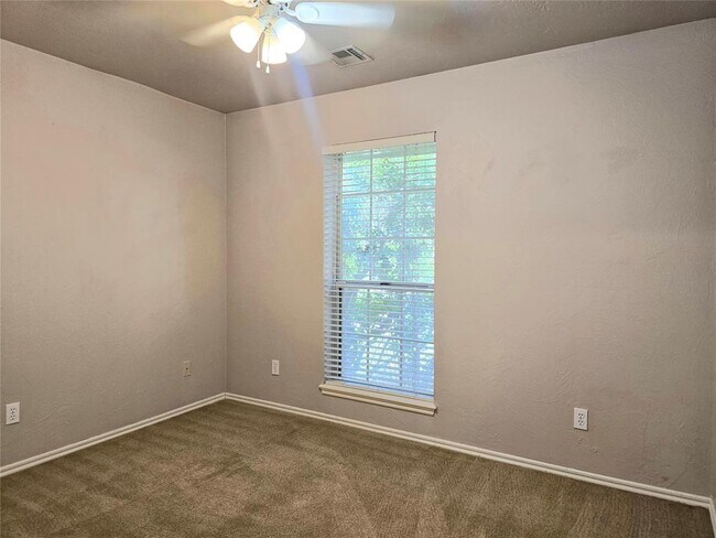 Building Photo - 1823 Chelsea Dr
