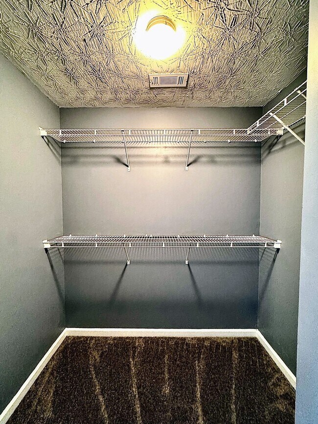 Building Photo - Spacious and cozy 3BR/2.5 bath townhome in...