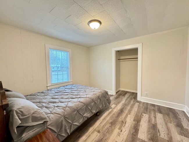 Building Photo - Fully Furnished and Utilities Included!