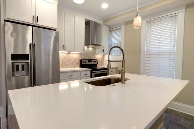 Building Photo - 916-918-918 Harrison Ave