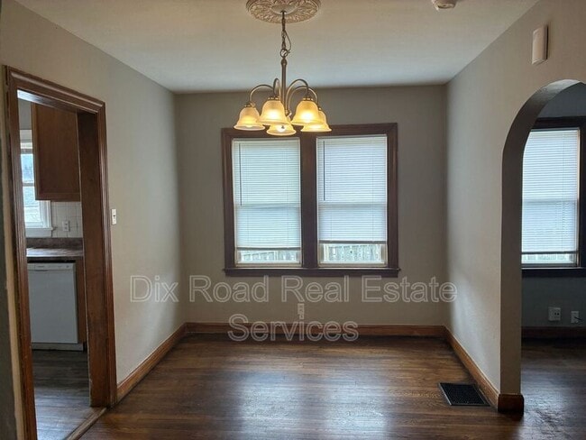 Building Photo - 112 Iroquois Ave