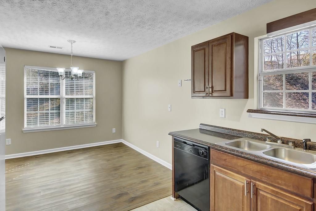 Building Photo - 40 Elisabeth Way