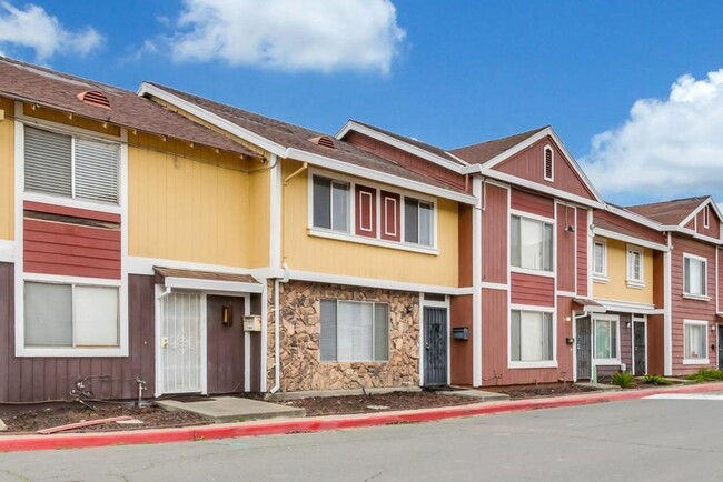 Primary Photo - Updated 3 Bed 1.5 Bath Townhome