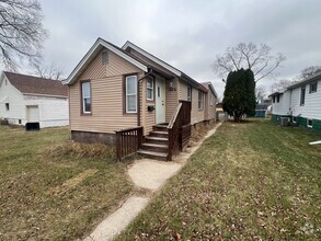 Building Photo - Small House with Garage