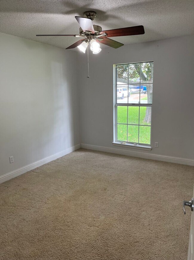 Building Photo - Beach Access 5BR 3Bath Home in Mary Esther