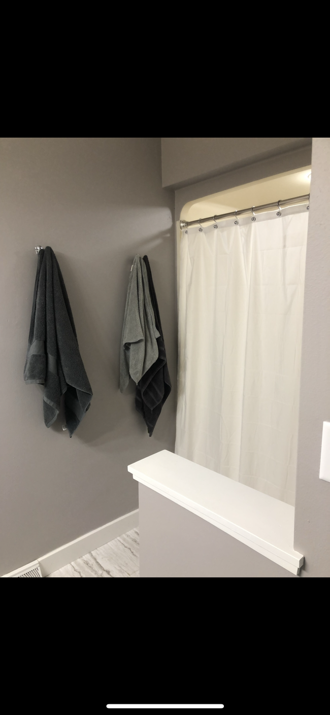 Bathroom on 3rd between 2 bedrooms - 4502 W Westchester Sq