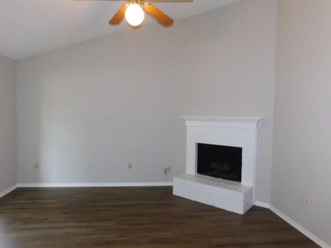 Building Photo - 1125 McGowan Dr