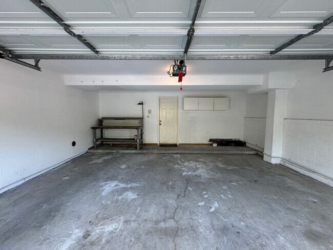 Building Photo - Large, end-unit townhome in the heart of Thousand Oaks
